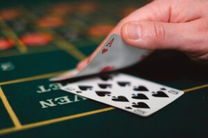 Nghệ Thuật Đánh Lừa Đối Thủ Trong Casino Poker Trực Tuyến